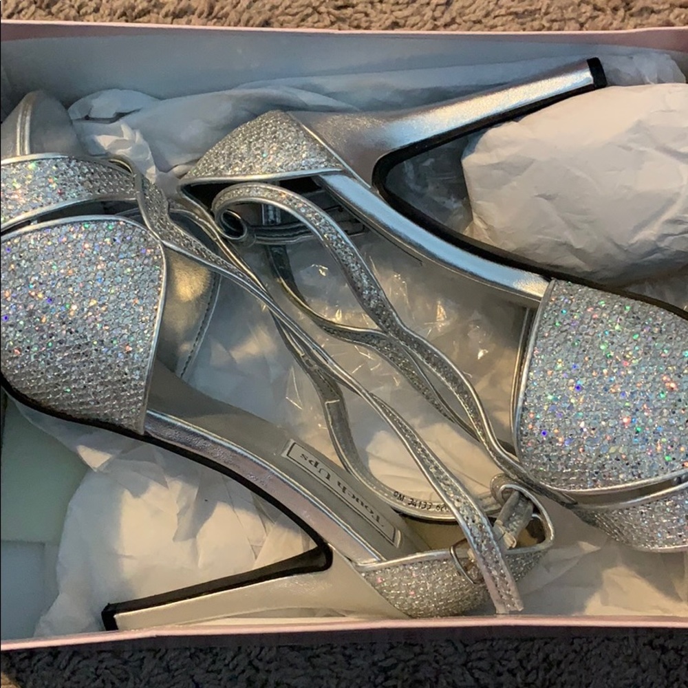 Touch Ups Women’s Tiara Sandal, Silver Glitter